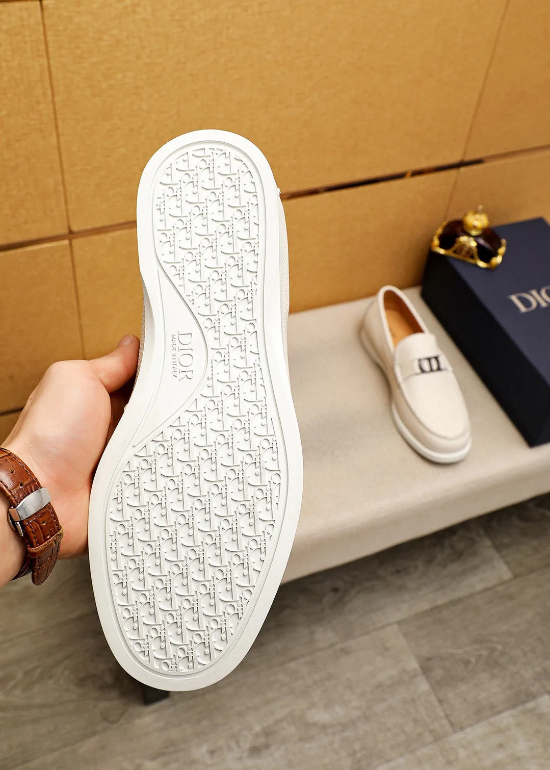 Men's shoes 💰480 💐Original packaging Product trademark: Dior "Dior" casual leather shoes Regular size: 38-44 (45.46.47🉑️Customized) Product materials: Selected Italian imported first-layer pebbled cowhide leather upper + luxury hardware buckle, imported water-dyed cowhide lining. Strong three-dimensional visual effect, original rubber outsole Color: 3⃣️colors available